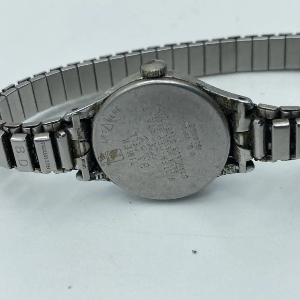 Vintage Women's Timex Q Quartz Silver Tone Bracelet Watch S Cell Water Resistant